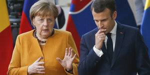 Bundeskanzlerin Angela Merkel (CDU) spricht mit Emmanuel Macron, Präsident von Frankreich