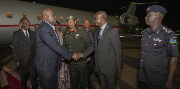 Kongos Präsident Felix Tshisekedi mit weiteren Menschen steht vor einem Flugzeug