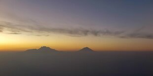 Dämmerung, Himmel und zwei Vulkane am Horizont