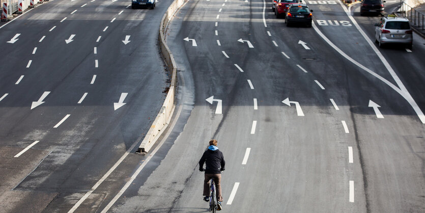 einsames Fahrrad auf mehrspuriger Straße