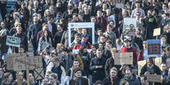 Menschen demonstrieren gegen die geplante EU-Urheberrechtsreform