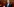 Grauhaariger Mann mit offenen Handflächen spricht