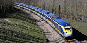 Ein verspäteter Eurostar-Zug fährt über Folkestone in Kent nach Frankreich