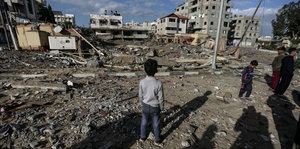 Palästinenser inspizieren ein zerstörtes Gebiet nach einem Luftangriff in Gaza