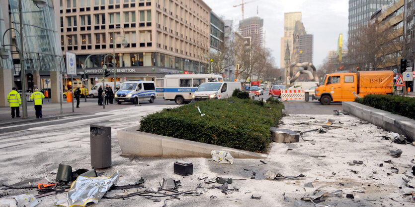 Fahrzeugteile liegen nach einem illegalen Autorennen in der Tauentzienstraße.