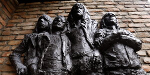 Skulptur zeigt vier Bandmitglieder von "Ramones"
