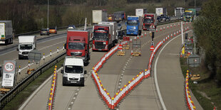 auf einer Autobahn fahren viele LKW