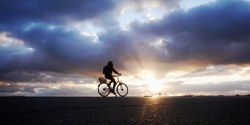 Fahrradfahrer auf einer Freifläche