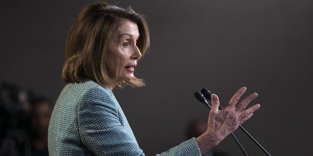 Nancy Pelosi, die Vorsitzende des US-Abgeordnetenhauses, redet an einem Pult