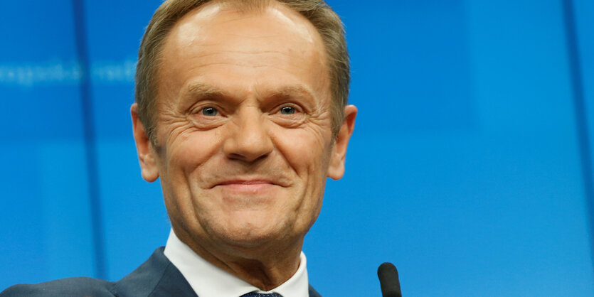 Ein Mann lacht. Es ist EU-Ratspräsident Donald Tusk