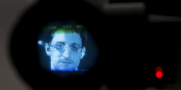 Edward Snowden im Sucher einer Kamera