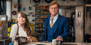 Robert Redford und Darstellerin Sissy Spacek in einer Werkstatt