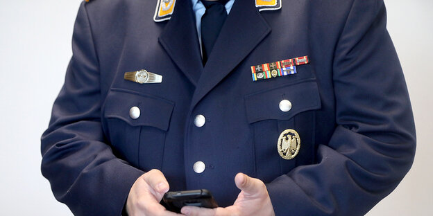 Oberkörper von Oberstleutnant Peter W. in Uniform mit Abzeichen