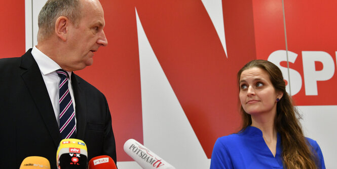 Maja Wallstein und Dietmar Woidke auf einem Podium