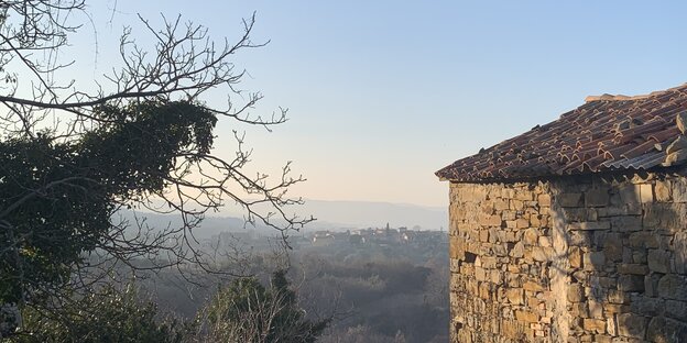 Ein Tal, fotografiert von einer Anhöhe aus der Ferne. Ein Tal, fotografiert von einer Anhöhe aus der Ferne.