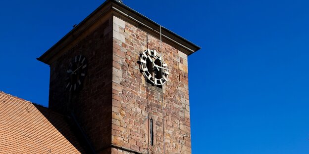 Steinerne Kirche mit viereckigem Turm Steinerne Kirche mit viereckigem Turm