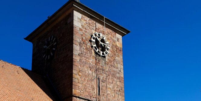 Steinerne Kirche mit viereckigem Turm