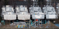 Küstenschutzboote für Saudi-Arabien liegen auf dem Werftgelände der zur Lürssen-Werftengruppe gehörenden Peene-Werft in Wolgast