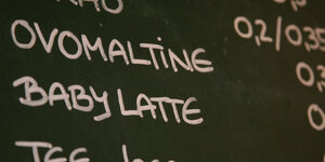 Der Schriftzug „Babylatte“ steht auf der Angebotstafel eines Cafés.