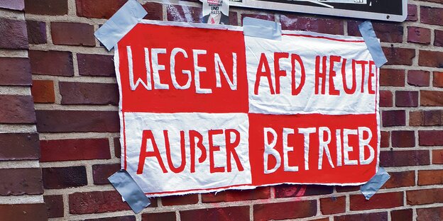 Ein Plakat mit der Aufschrift "Wegen AfD heute außer Betrieb".