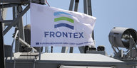 Eine Frontex-Flagge weht auf einem Schiff.