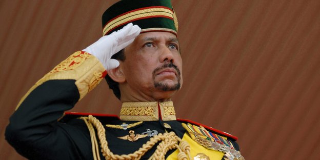 Bruneis Sultan Hassanal Bolkiah salutiert