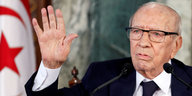 Beji Caid Essebsi hebt die Hand