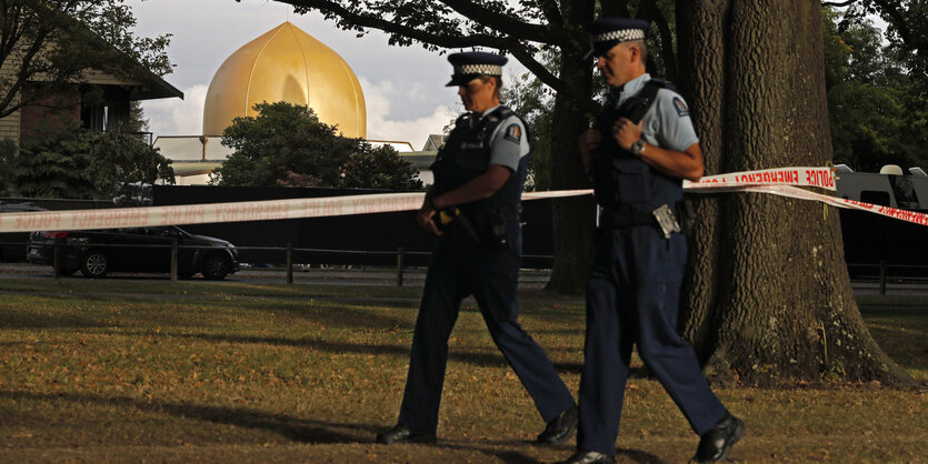 Polizist*innen patrouillieren an der Al-Noor-Moschee in Christchurch