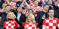 Im Nationaltrikot: Kroatiens Staatschefin Kolinda Grabar-Kitarovi (Mitte) beim EM-Qualifikationsspiel ihrer Mannschaft gegen Ungarn am vergangenen Sonntag in Budapst