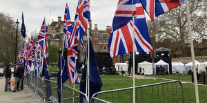 Britische und EU-Flagen vor dem Parlament in London