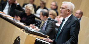 Der grüne Ministerpräsident Winfried Kretschmann spricht im Bundesrat