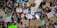 Berlin: Jugendliche Teilnehmer der Klima-Kundgebung "Fridays for Future" stehen mit Plakaten am Invalidenpark und fordern eine bessere Klimapolitk.