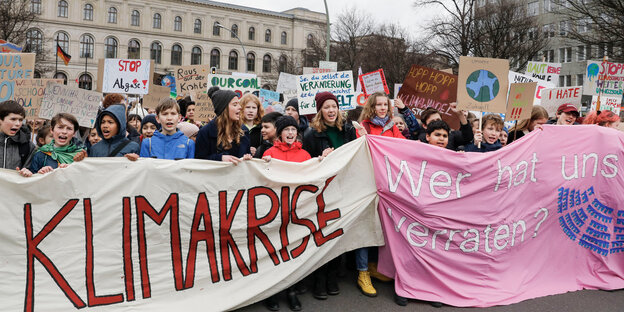 Schüler beteiligen sich an der "Fridays for Future" - Klimademonstration