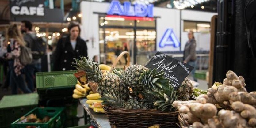 Marktstandangebot und Aldi im Hintergrund