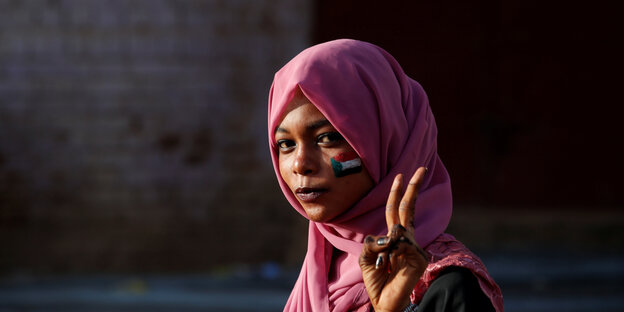 Eine sudanesische Demonstrantin