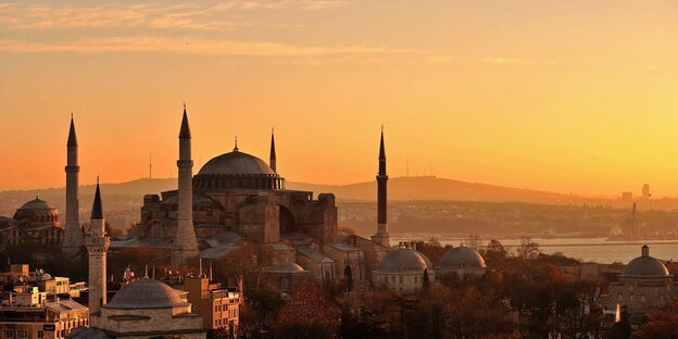 Die Kuppel und die Minarette der Hagia Sophia im Sonnenaufgang