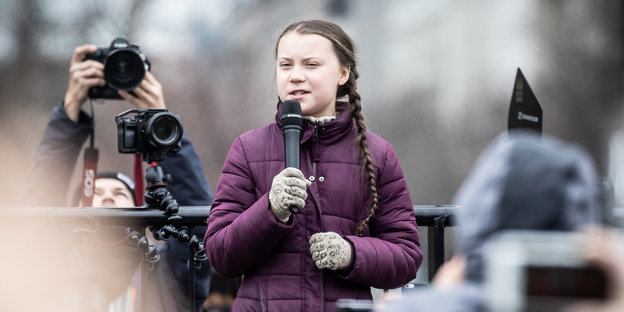Die schwedische Schülerin Greta Thunberg spricht bei der Klimademonstration "Fridays for Future" während der Abschlusskundgebung am Brandenburger Tor