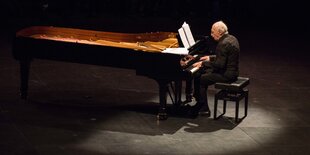 Frederic Rzewski am Flügel
