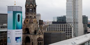 Gedächtniskirche in Hochhausumgebung