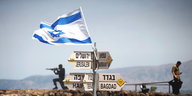 auf einem Wegweiser steckt eine israelische Fahne