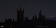 In London steht das britische Parlament unbeleuchtet