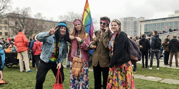 Zwei junge Frauen, zwei junge Männer in Hippiekleidung bei Fridays For Future in Berlin.