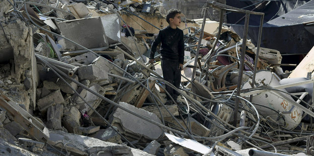 Palästinensischer Junge in Trümmern in Gaza