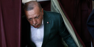 Erdogan in der Wahlkabine
