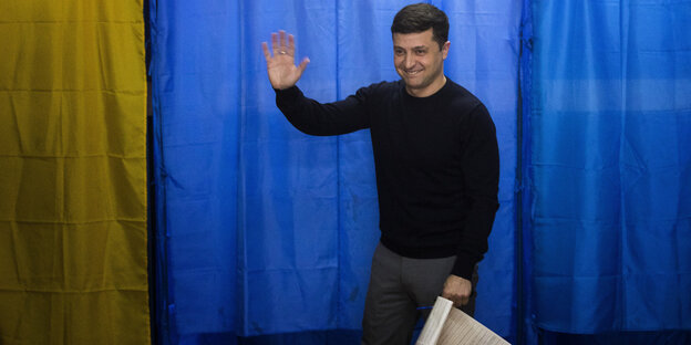 Der Präsidentschaftskandidat Wolodymir Selenski vor der Stimmabgabe am Sonntag in Kiew