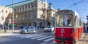Vor der Wiener Staatsoper steht eine Straßenbahn