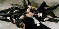Männer liegen auf dem Boden
