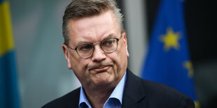 Reinhard Grindel, DFB-Präsident, spricht bei einem Presse-Statement im VIP-Bereich des Flughafens Frankfurt