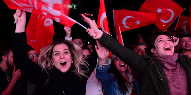 Frauen mit türkischen Flaggen