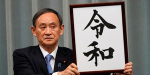 Kabinetts­sprecher Yoshihide Suga präsentiert den Namen der neuen Ära: „Reiwa“
